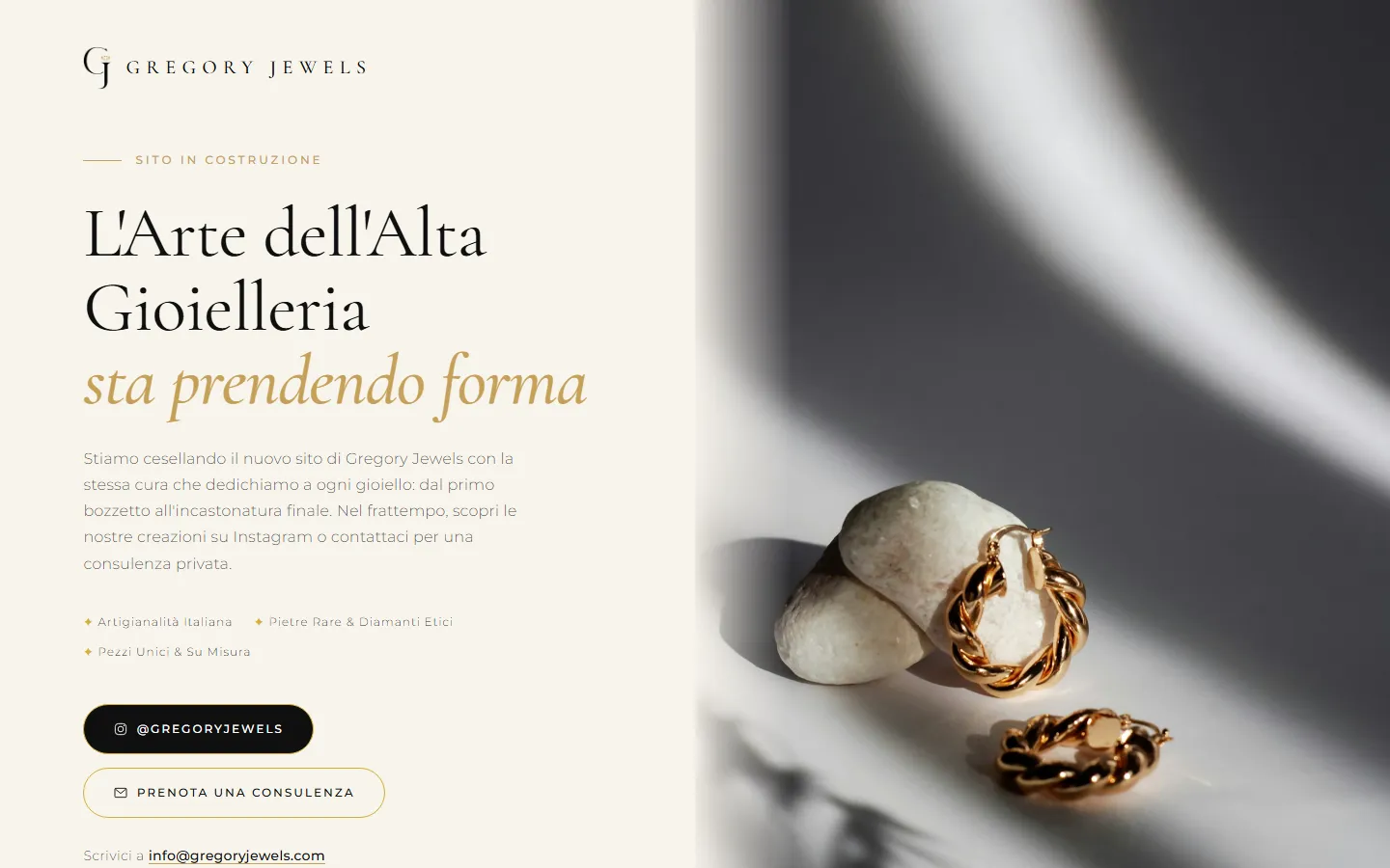 Pagina «sito in costruzione» di gregoryjewels.com: a sinistra il titolo «L'Arte dell'Alta Gioielleria sta prendendo forma», a destra due orecchini d'oro su una pietra bianca
